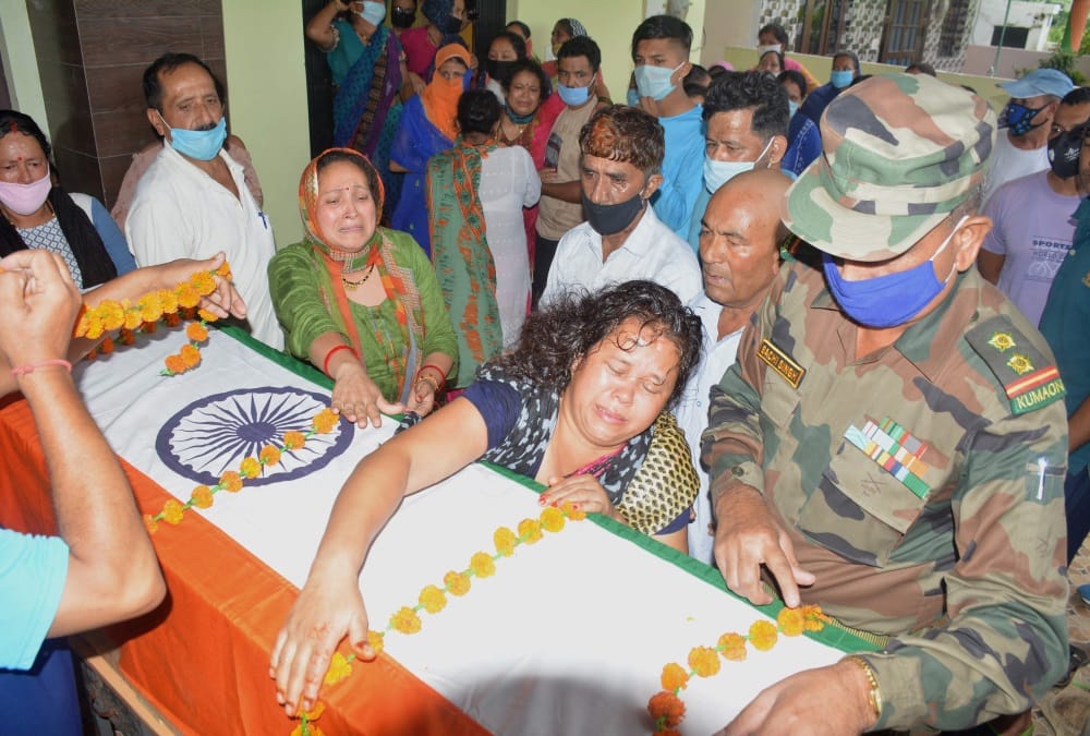 India China Dispute: Uttarakhand Soldiers Bishan singh Martyrs, Family Crying on Funeral