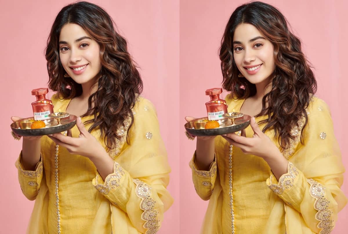 janhvi kapoor spot in yellow kurta once again with khushi kapoor outside of arjun kapoor house