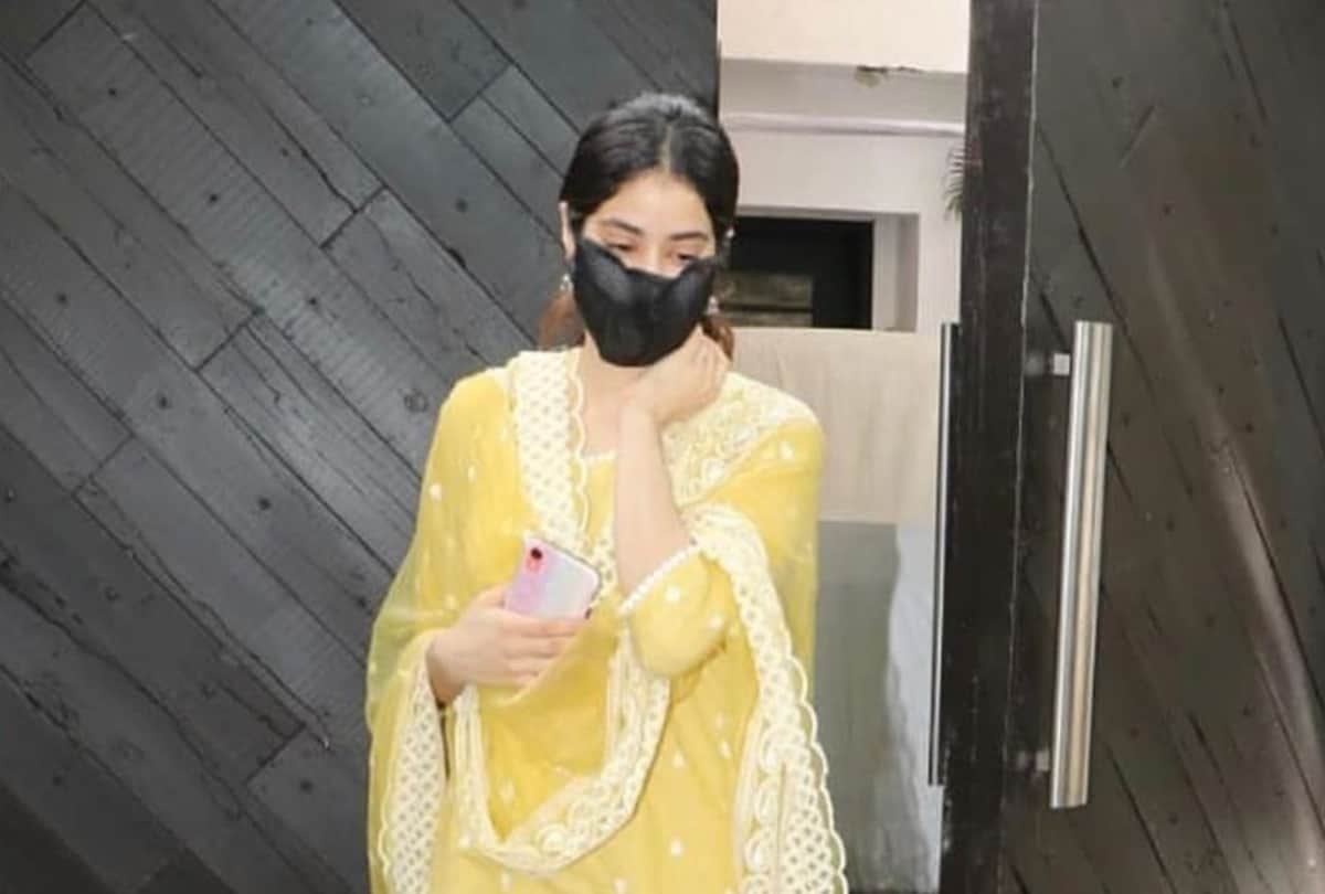 janhvi kapoor spot in yellow kurta once again with khushi kapoor outside of arjun kapoor house