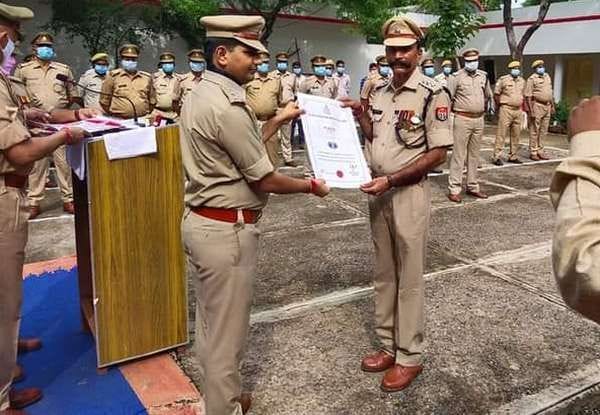 Police officers and employees honored for better service in mahoba