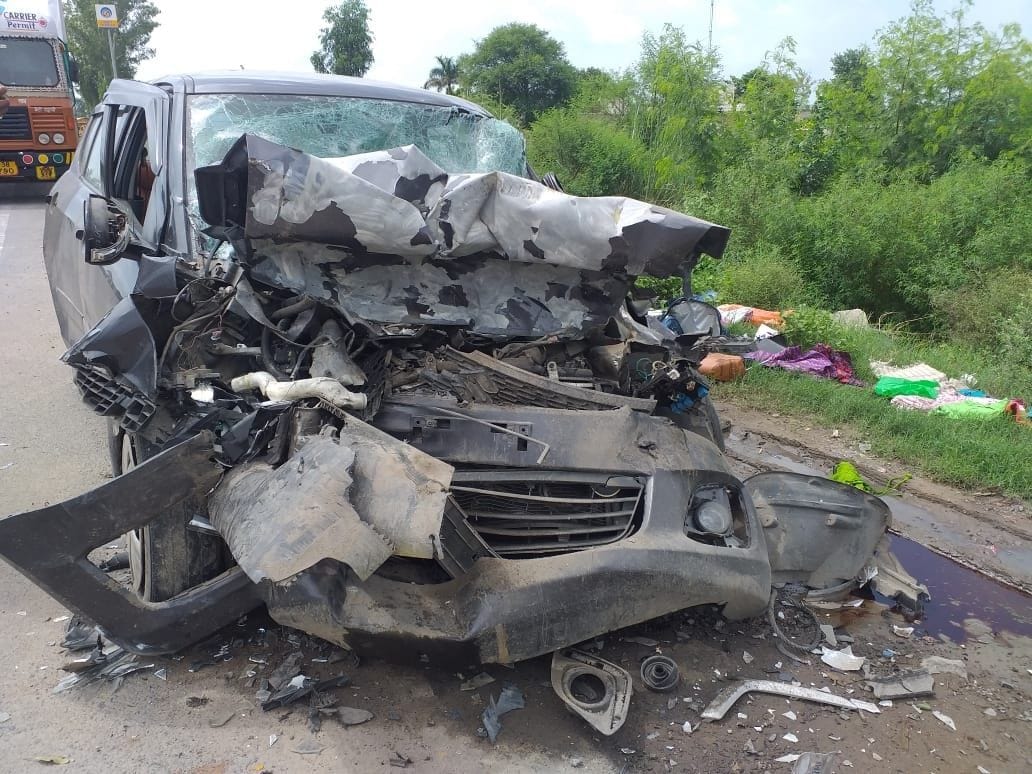car rammed under trolley , three death