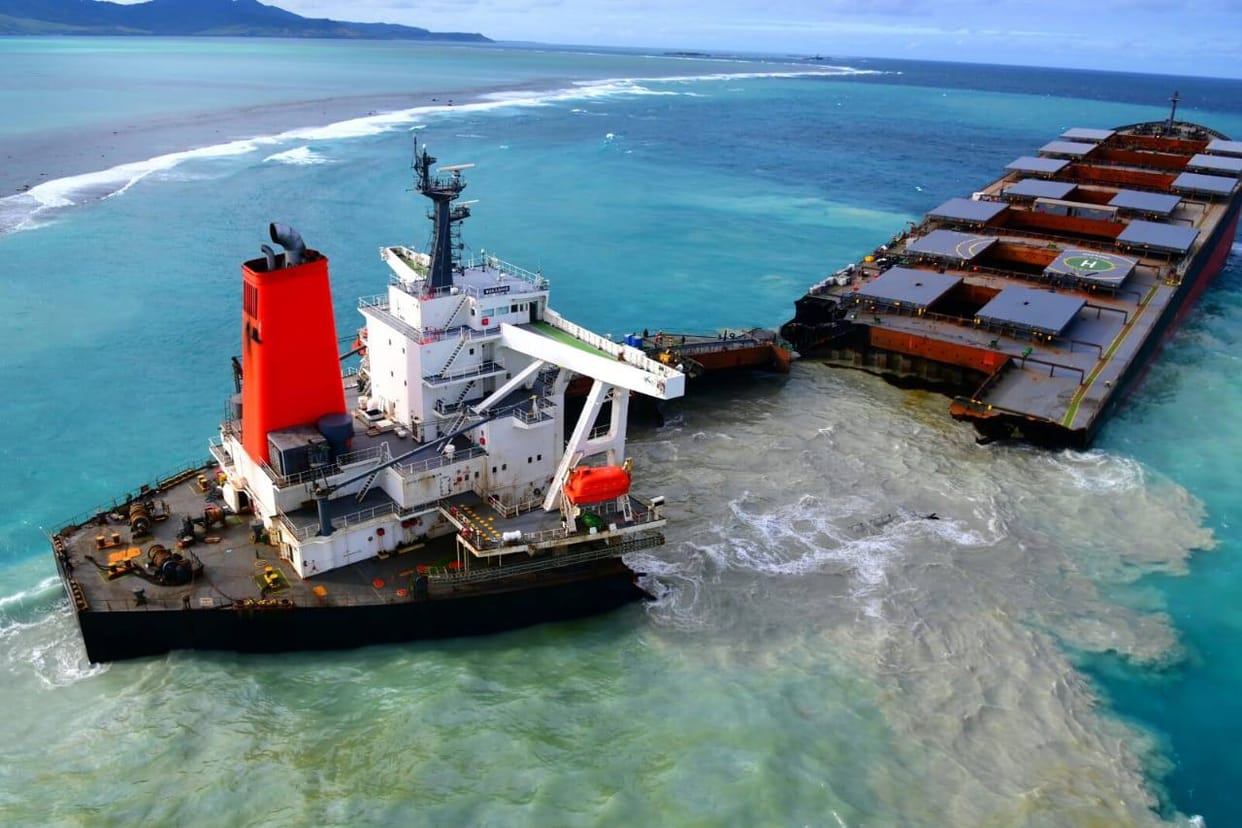 Ship leaking of tonnes of oil off Mauritius splits apart here you know how