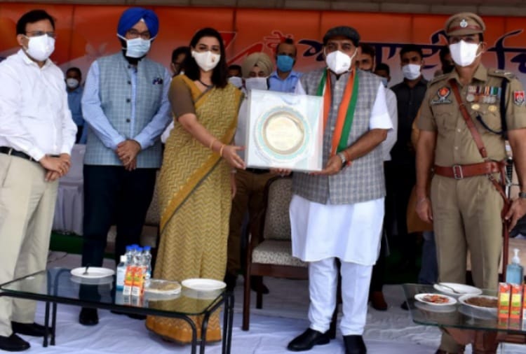 Punjab Minister Sundar Sham Arora Hoisted the flag in Hoshiarpur