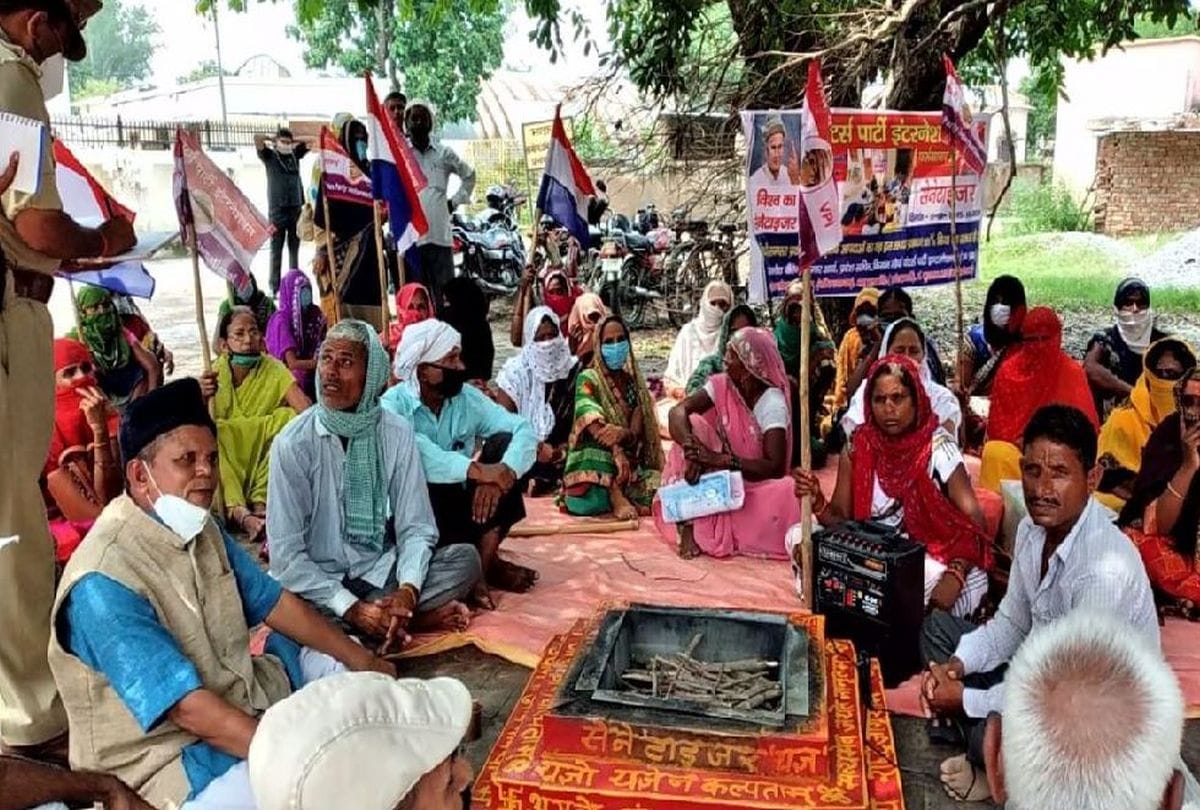 Voters Party Workers Reach For Havan In Collectorate Police Lodge Fir