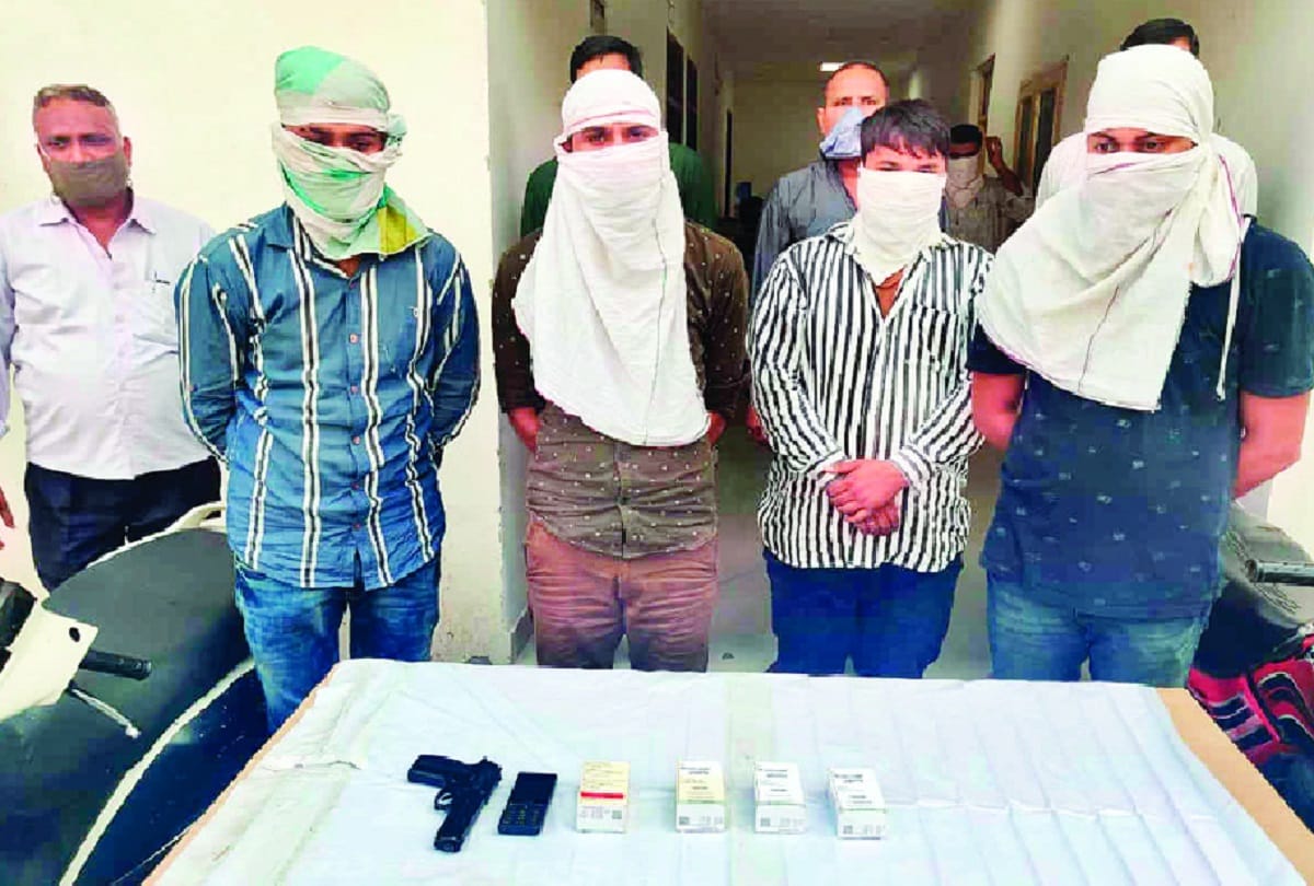 Injections useful in treating cancer looted by showing Toy pistol