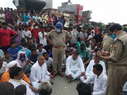 family and villagers road jam after murder of missing girl dead body recovered in azamgarh up