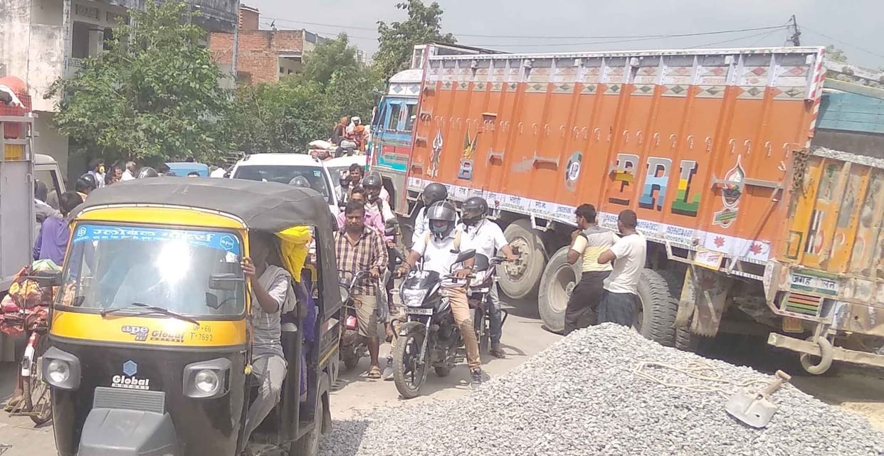 Truck broke down in the middle of the road, passers by jam