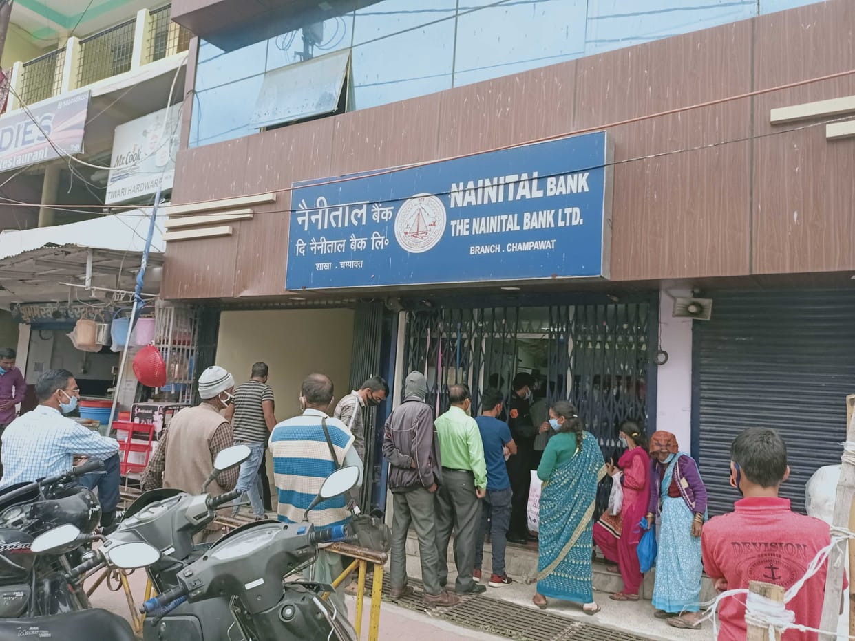 Crowd in banks after two days of holiday