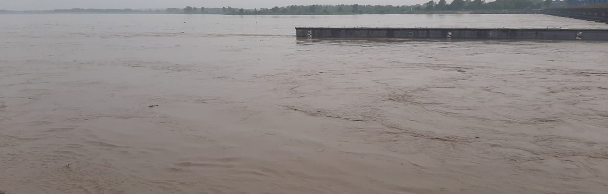 Middle Ganga barrage's water level rises, farmers panic