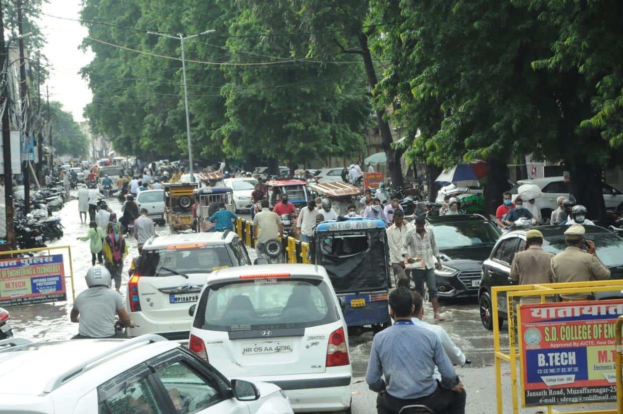 Muzaffarnagar: crowds gathered as markets opened
