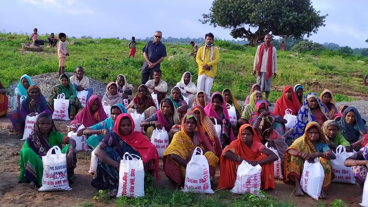 Congress workers distributed food to the needy