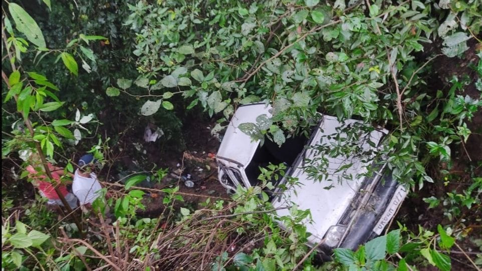 Car fell into a ditch, HDFC Bank manager injured