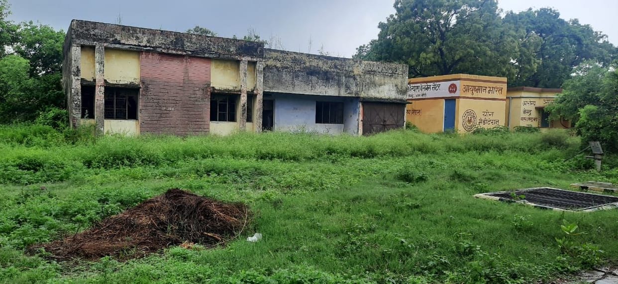 Muzaffarnagar: rain water dripping in Rohana Hospital