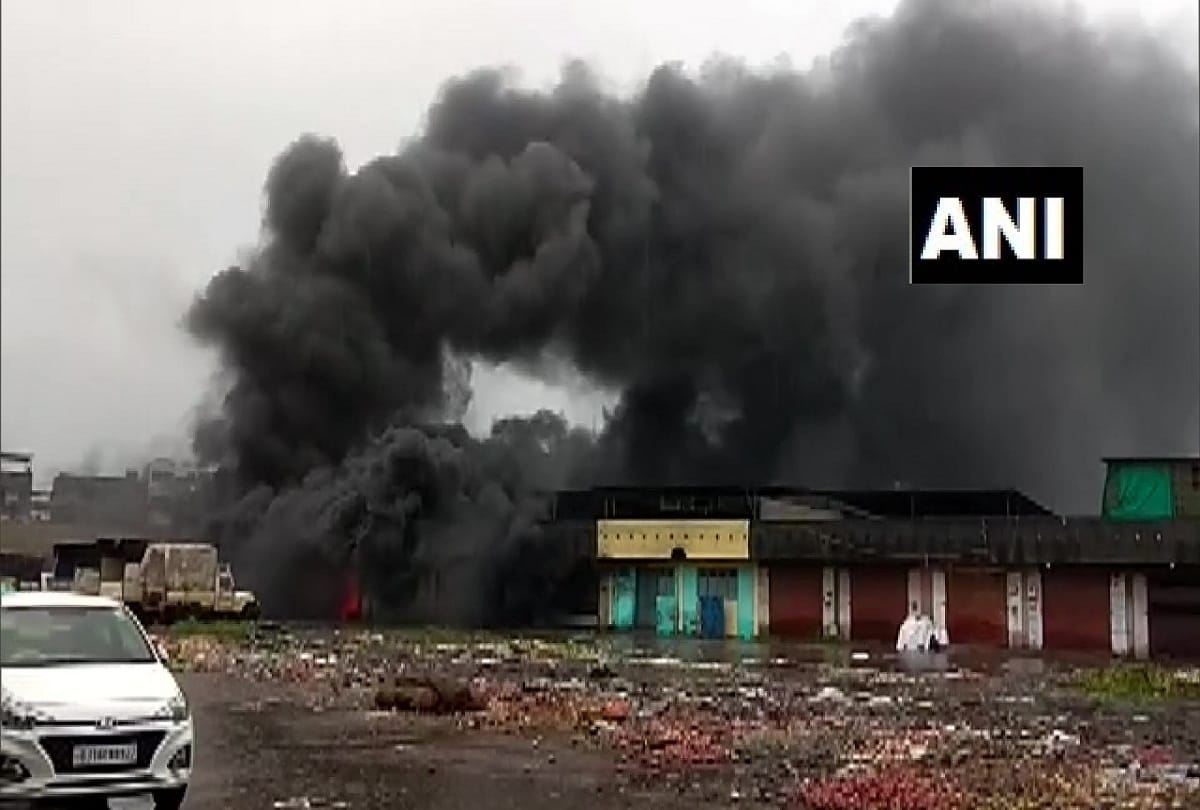 Mumbai Crawford Market Fire News fire tenders present at spot operation underway