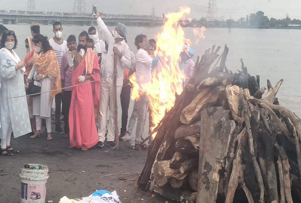 Cabinet Minister Chetan Chauhan last rites preformed by son Abhinav Chauhan on Braj Ghat