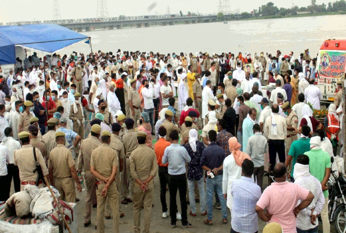 Chetan Chauhan death news in hindi last rites performed at Braj ghat Ganga ghat