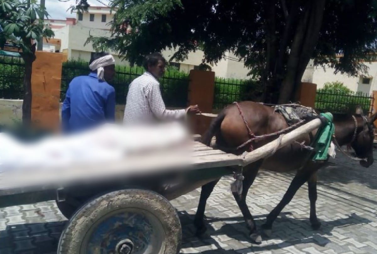 labour dead body carried to post mortem house on tanga in mainpuri
