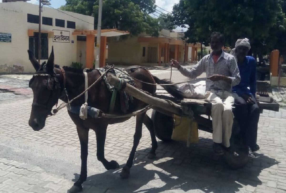 labour dead body carried to post mortem house on tanga in mainpuri