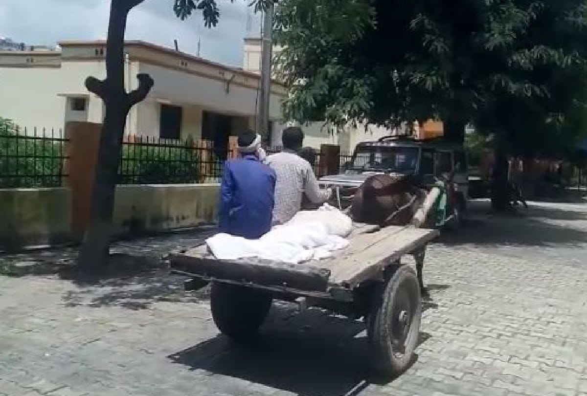 labour dead body carried to post mortem house on tanga in mainpuri