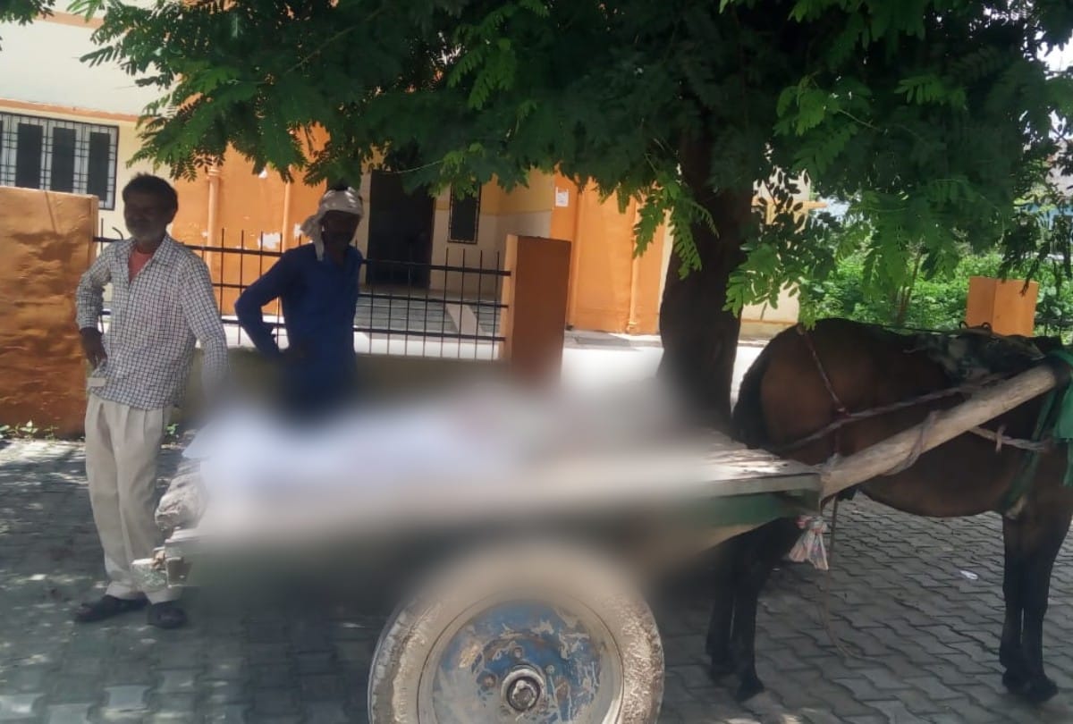 labour dead body carried to post mortem house on tanga in mainpuri