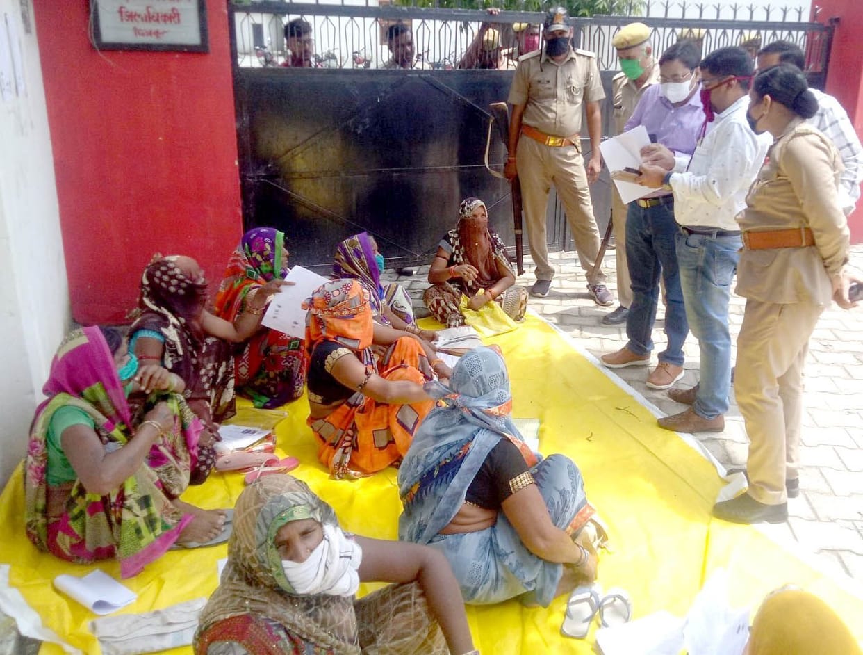 majadooree ke lie dharana de raheen mahilaon ko thaane le gaee pulis
