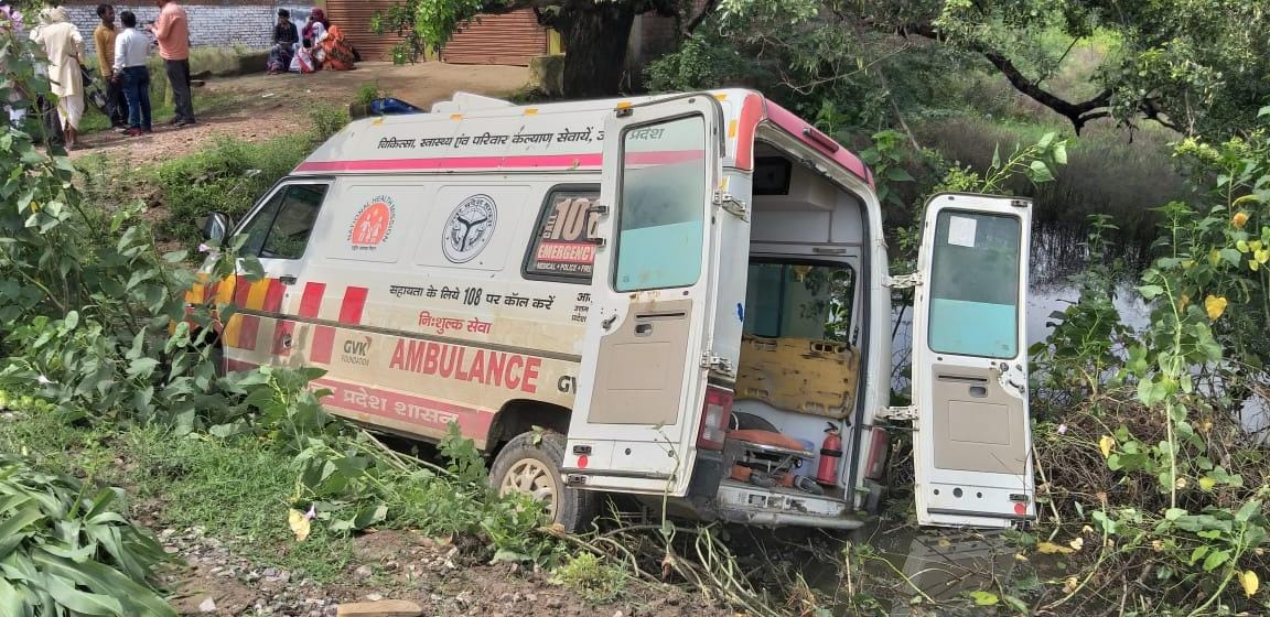 Ambulance falls into a ravine, two injured