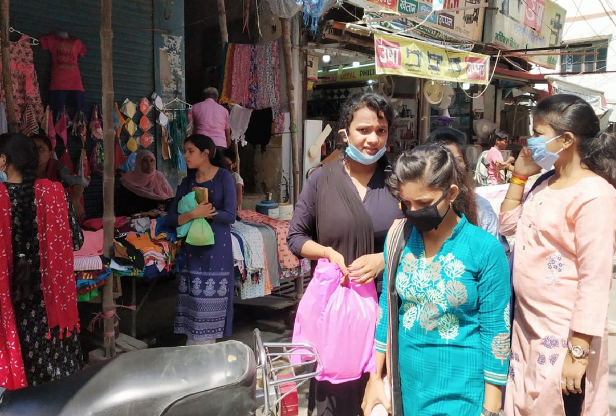 People break Social distance rules in gorakhpur
