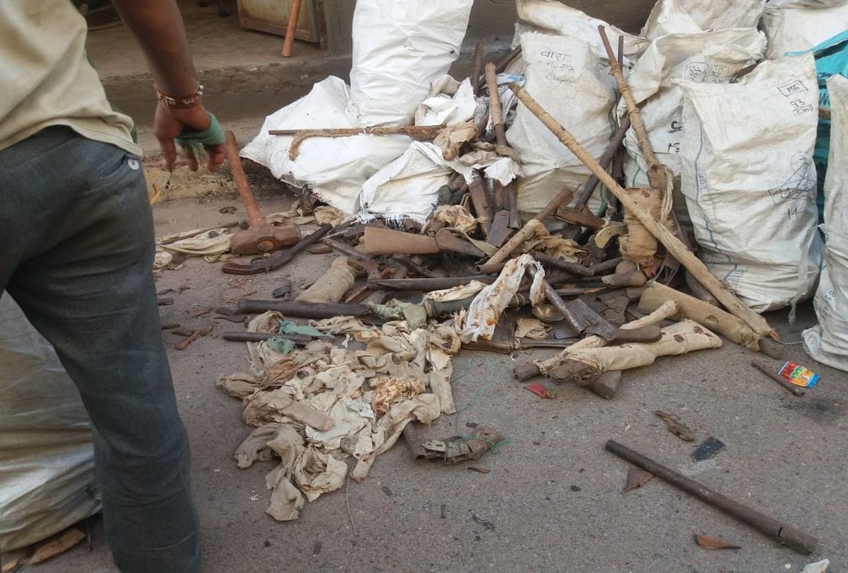 Hapur: Illegal arms manufacturing factory found running in the forest near railway station one arrested with illegal weapons