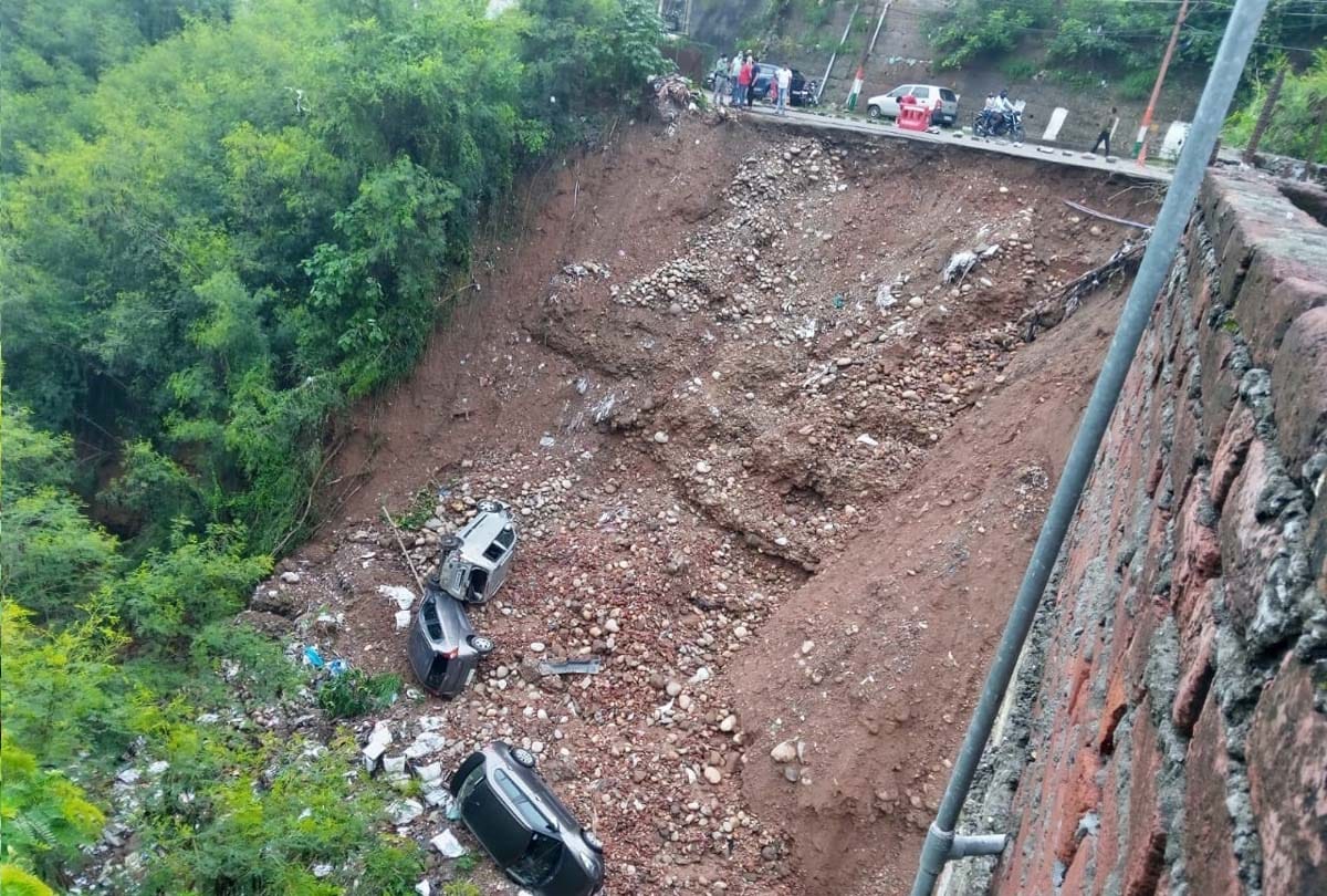 Landslides caused havoc in Jammu after rain, vehicles covered in debris