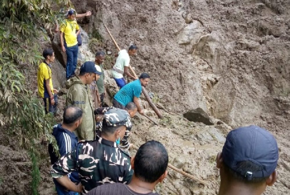 Weather Forecast Update Today in Uttarakhand: Women Buried under debris after landslide in pithoragarh