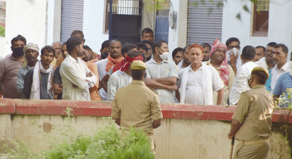 Supporters were gathered everywhere waiting for MLA vijay mishra in bhadohi 