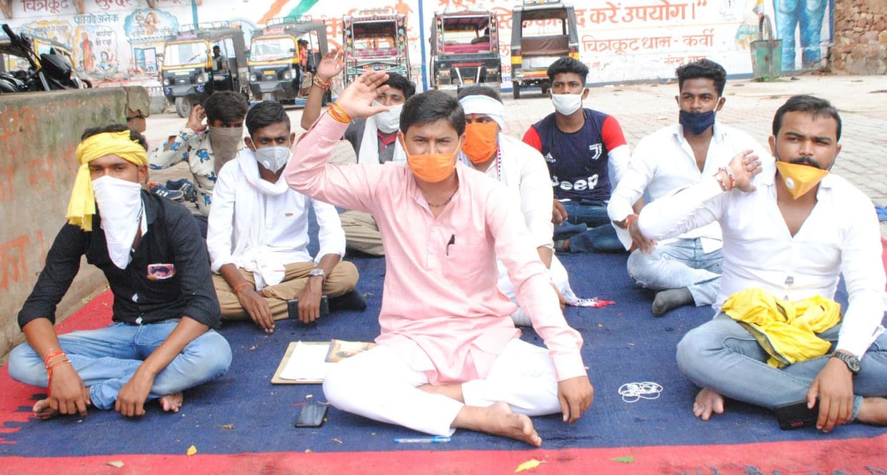 vidhyarthi parshad member protested in chitrakoot