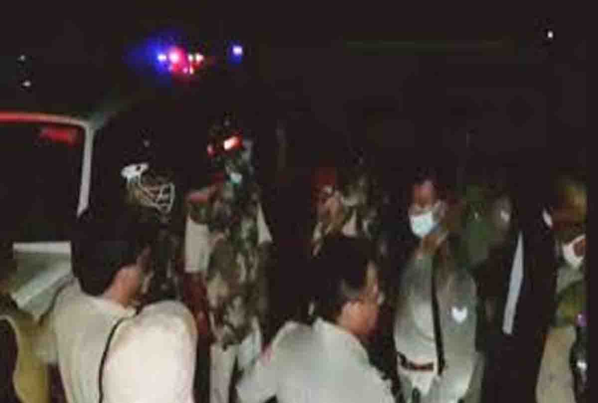 Villagers attacked the electrical team, six contract workers injured