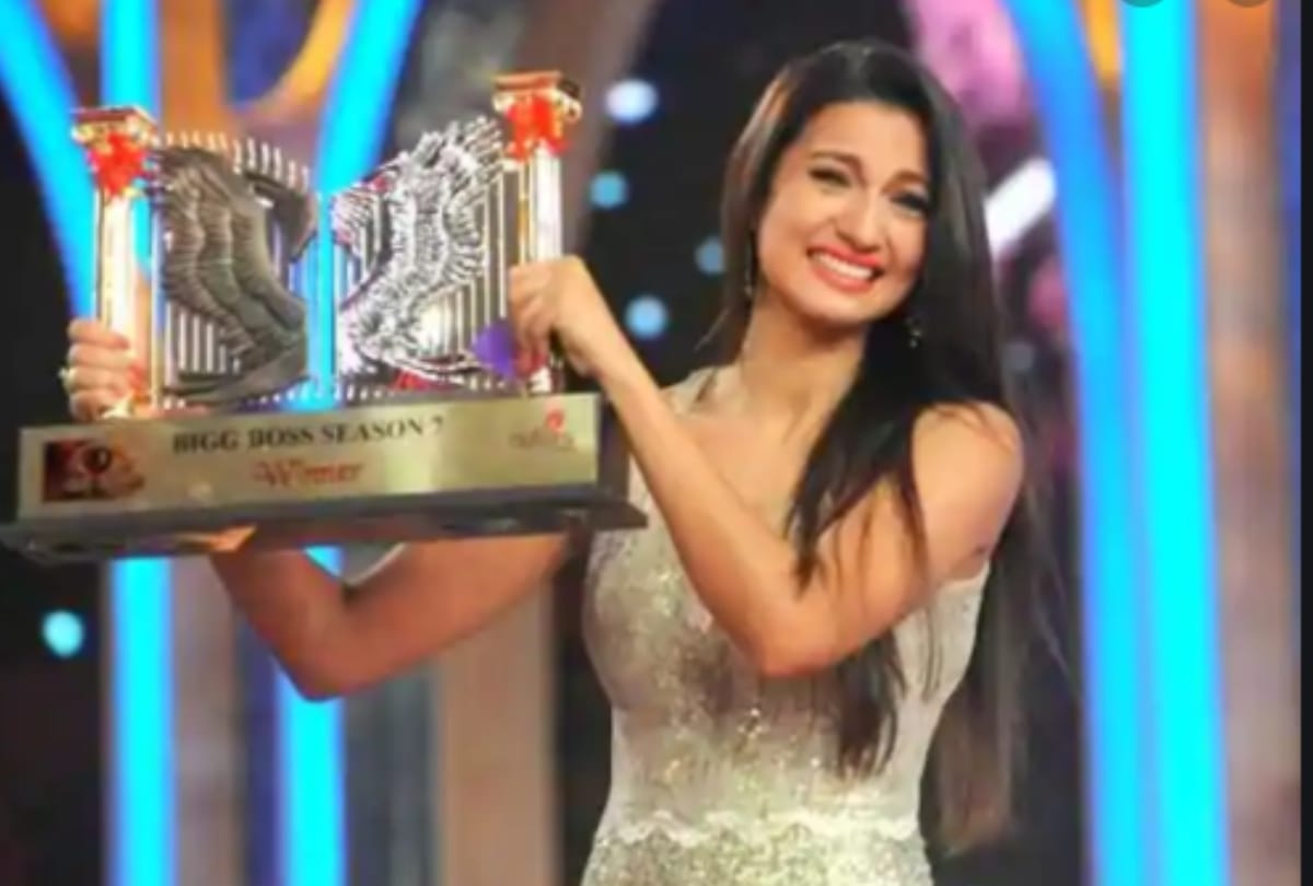 When Bollywood actress Gauhar Khan slapped for wearing 'short dress
