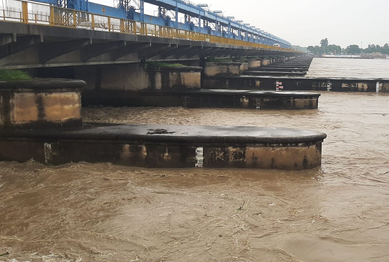 Ganga crosses the warning point at the barrage