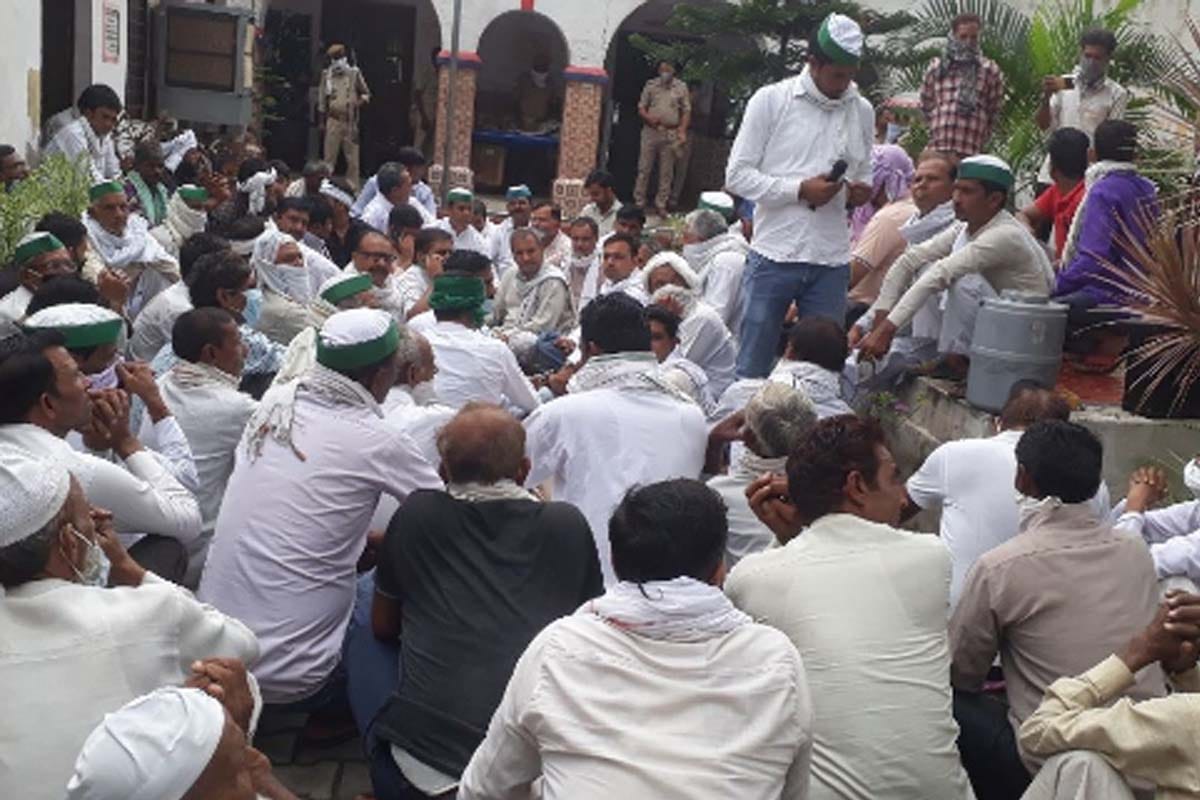 Bakiu protest at police station in Muzaffarnagar, tied animal in police station