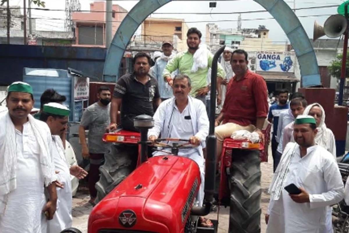 Bakiu protest at police station in Muzaffarnagar, tied animal in police station