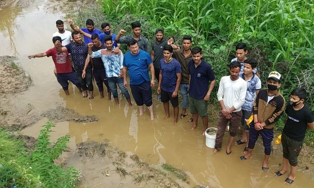 badahaal sadak ko lekar hudetee ke yuvaon ne pradarshan kiya