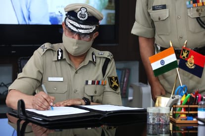 BSF DG does not have 'title shoulder' on his shoulder, his belt is also black
