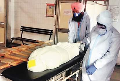 कोरोना संक्रमित का शव ले जाते परिजन