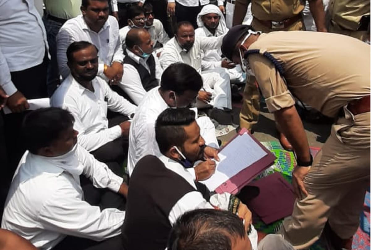 Lucknow: Advocates gathered in front of Vidhan Bhavan demanding school fee waive off