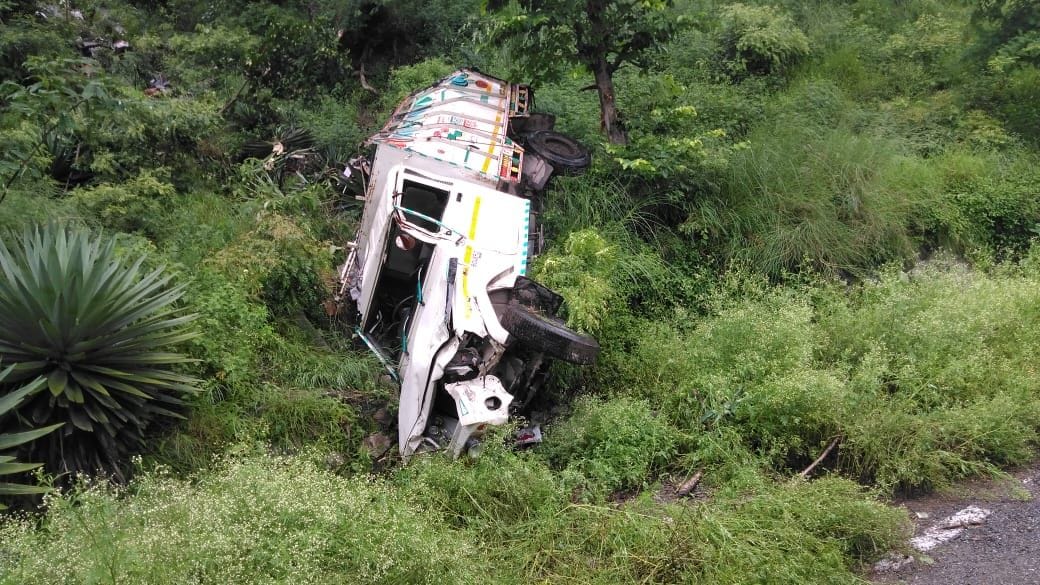 Pickup vehicle laden with apple fell in the ditch, two injured