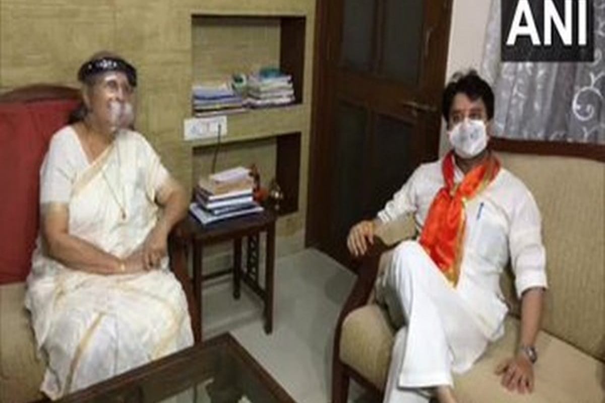 Jyotiraditya Scindia met former Lok Sabha speaker Sumitra Mahajan at latters residence in Indore