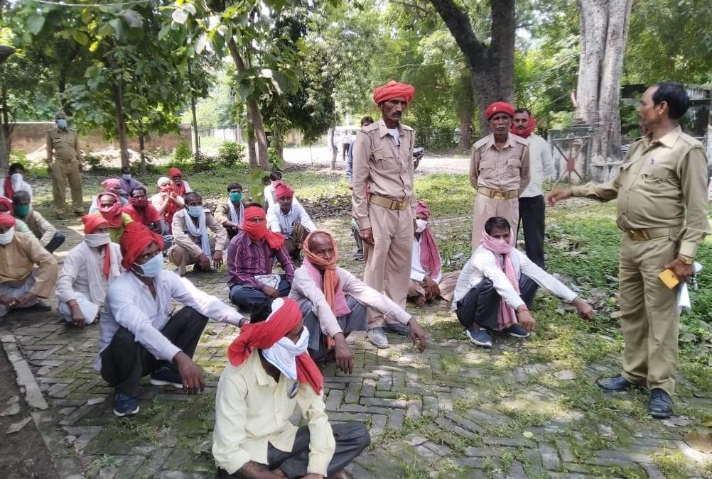 guard irriteted for not paying in fatehpur