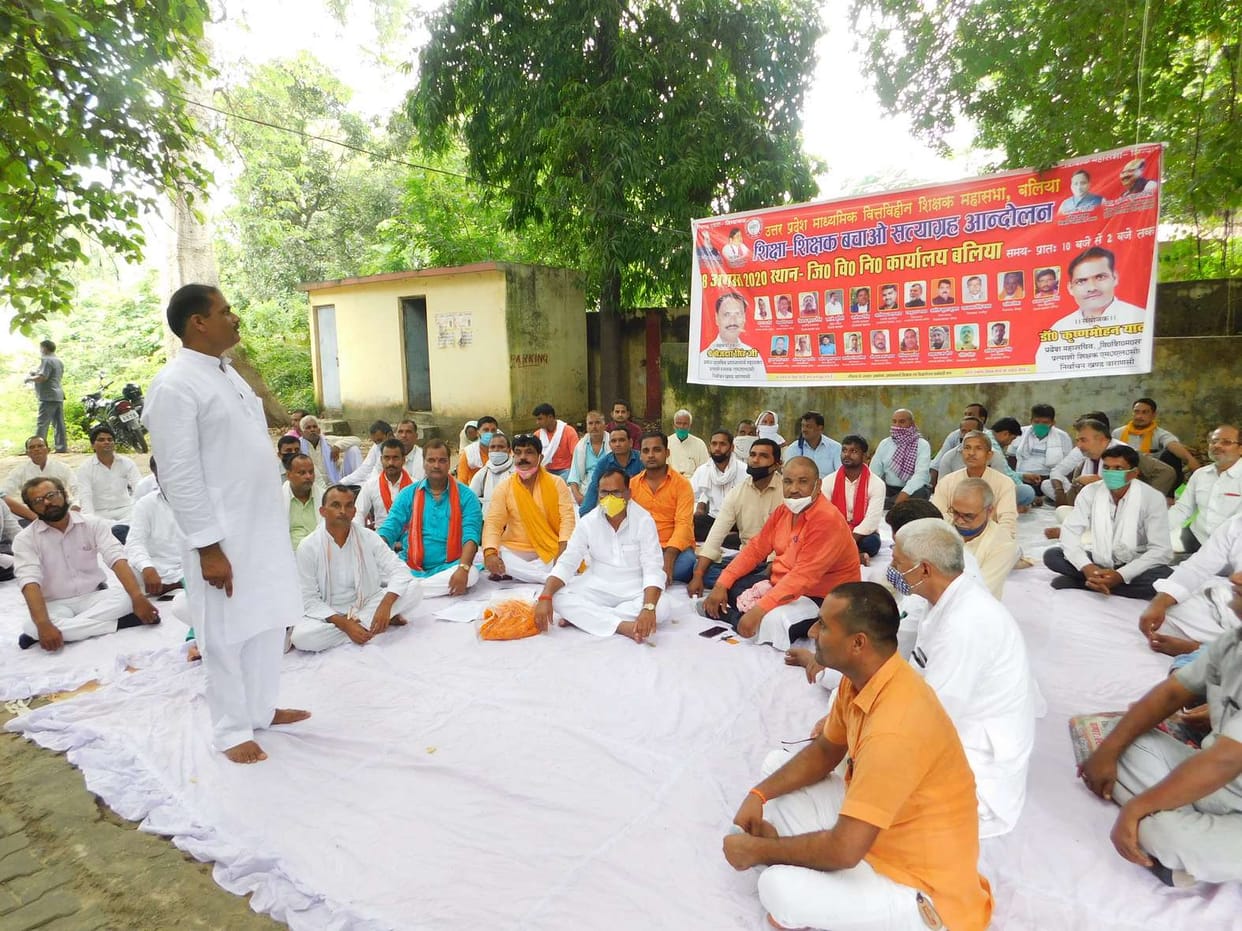 Teachers staged for honorarium