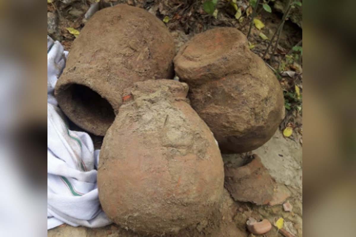the two thousend year old pottery found in hastinpur ulta teela