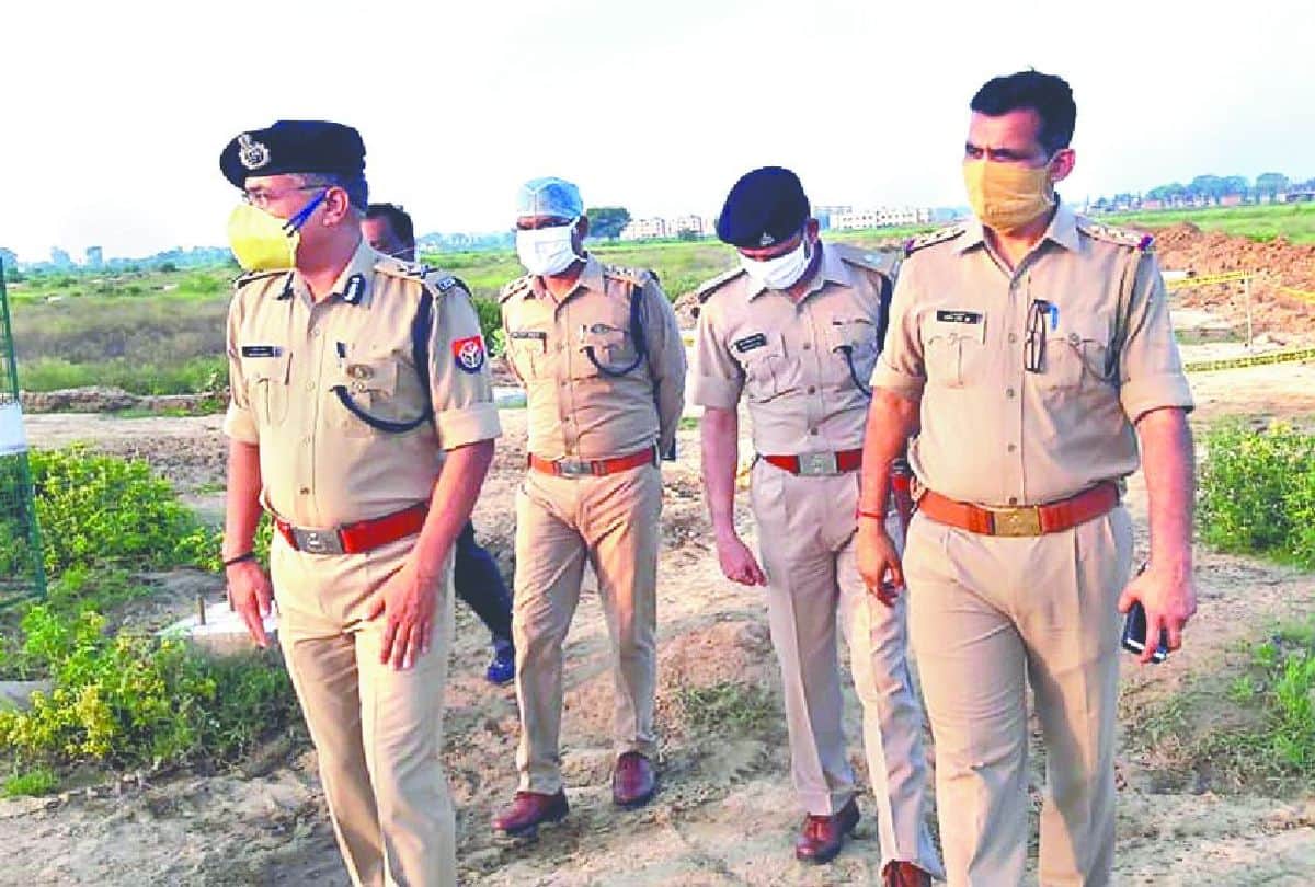 Uproar in Pradhan's tribute meeting, Police lathi charged, damaged several vehicles