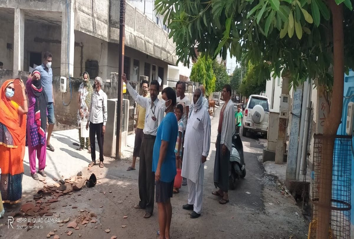 Ganga Jal Water Crisis In Dayalbagh Area Woman Protests
