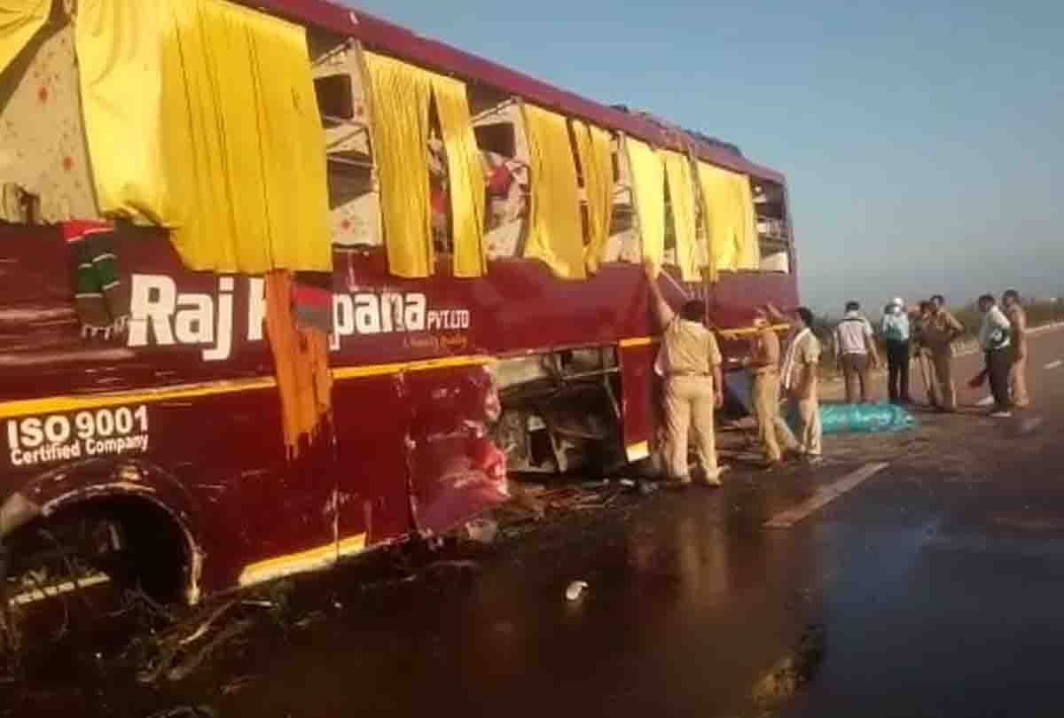 Heavy road accident on Agra-Lucknow Expressway, high speed sleeper bus overturned uncontrolled, 20 passengers injured