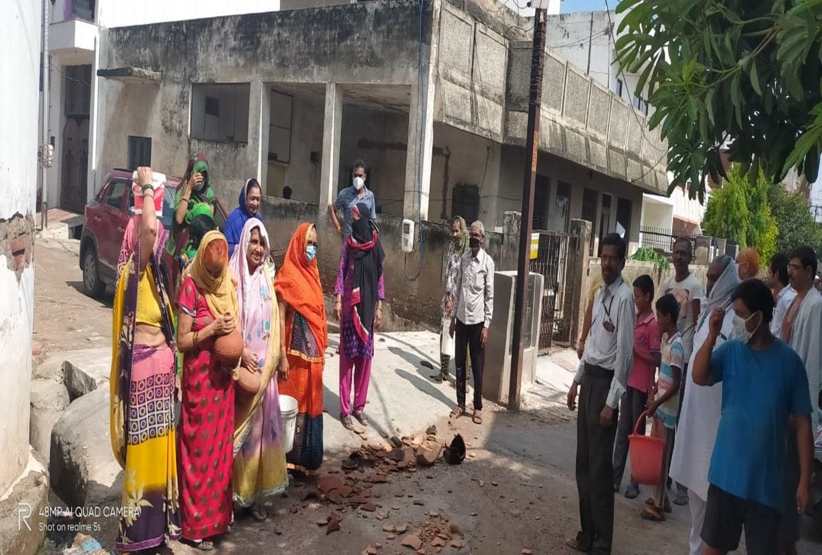 Ganga Jal Water Crisis In Dayalbagh Area Woman Protests